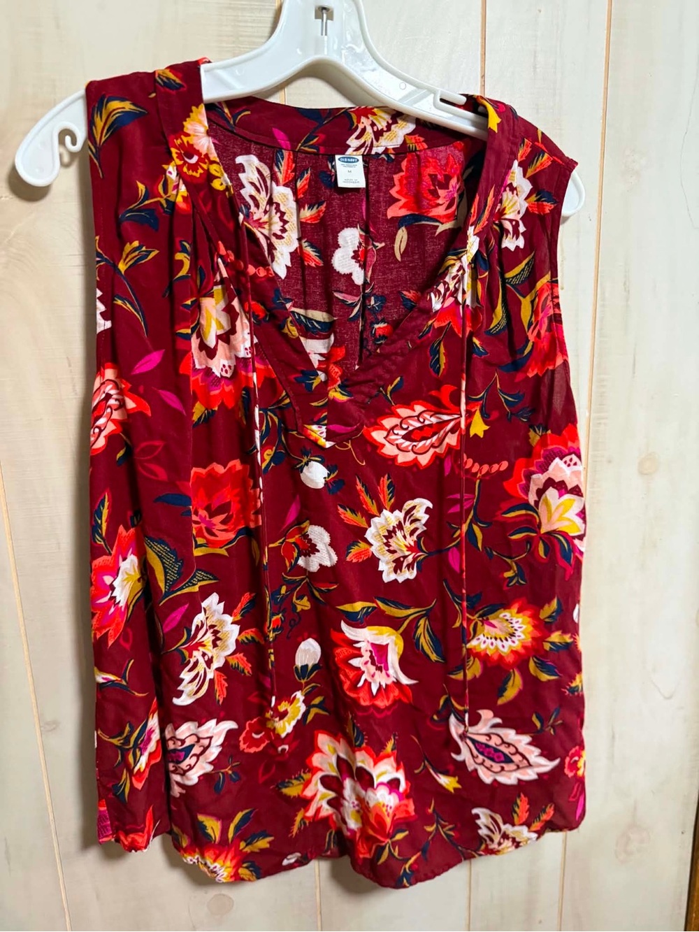 Old Navy Red Floral V-Neck Sleeveless Camisole